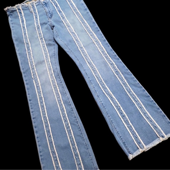 Wild Fable Women's Low-Rise Flare Jeans Raw Seam Size 16 Blue Boho Hippie Denim - Picture 3 of 10